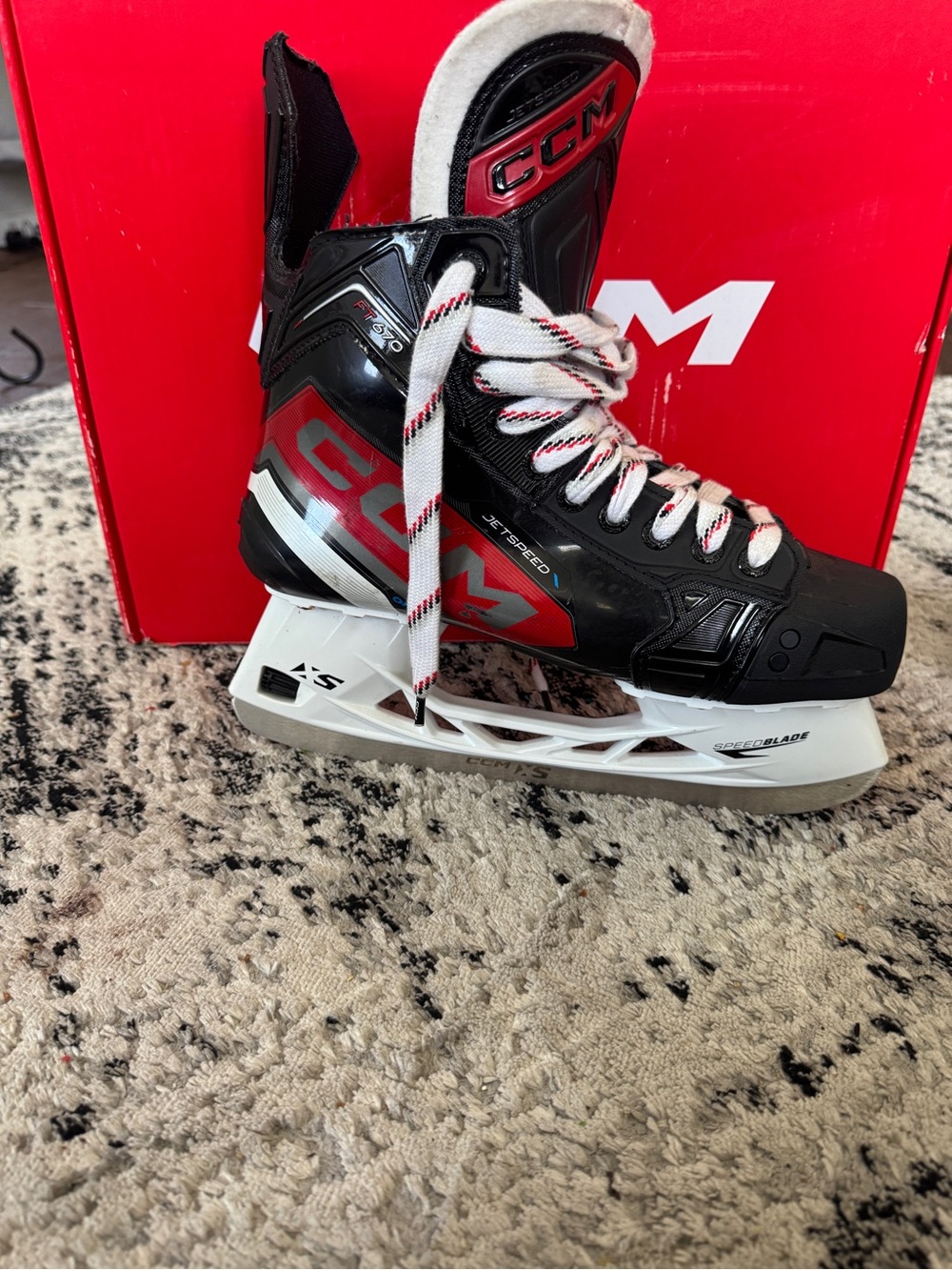 CCM JetSpeed FT670 Hockey Skates - Size 8 Regular - Picture 11 of 12